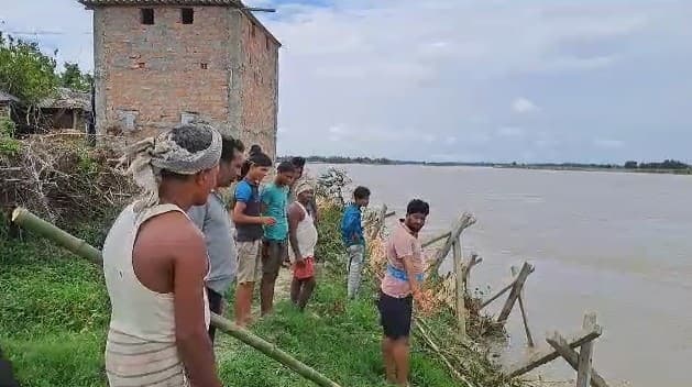 अधिकारियों ने लिया कटाव क्षेत्र का जायजा, फ्लड फाइटिंग में तेजी
