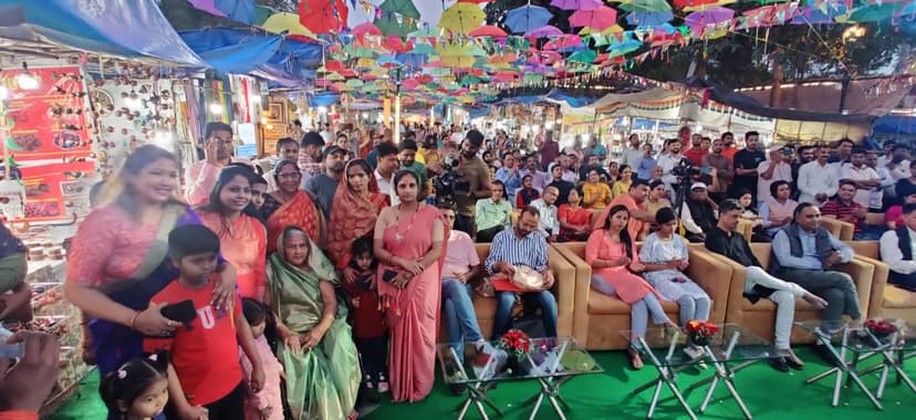 तीन दिवसीय समारोह में बोले समीर महासेठ, मैथिली ठाकुर के गीतों ने बांधा समां