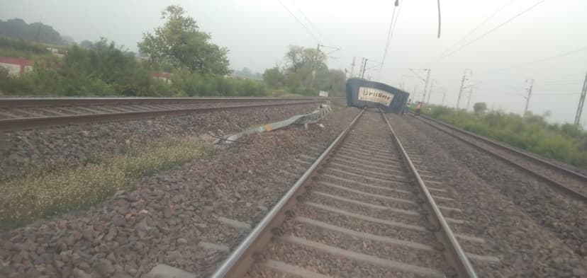 गया-डीडीयू रेलखंड पर रेल परिचालन बाधित होने से यात्री परेशान..जानिए वजह..