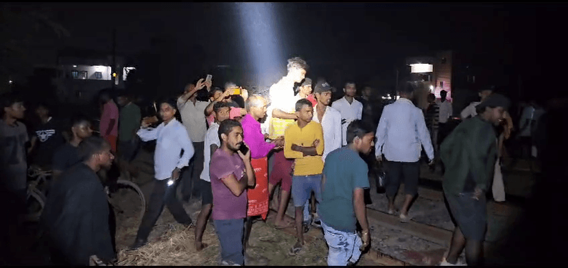 जहानाबाद में गुमटी पार कर रही थी ट्रक,तभी ट्रैक पर आ गयी ट्रेन