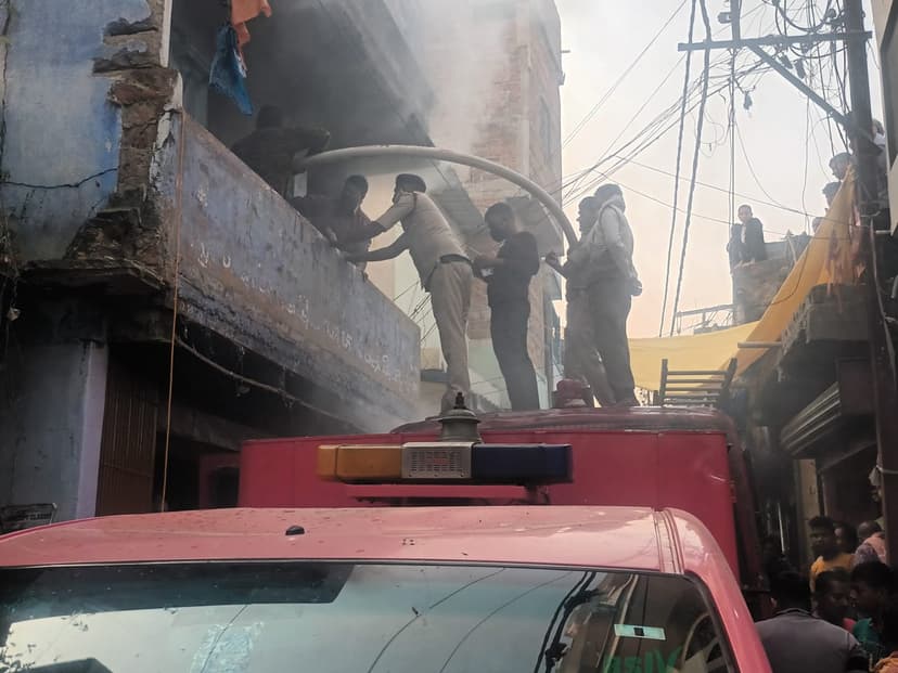 दीवाली से पहले कपड़ा दुकान में लगी भीषण आग