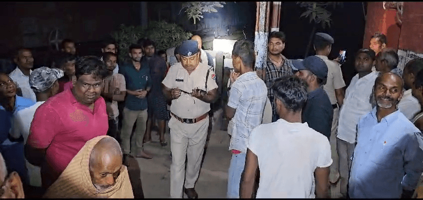 जहानाबाद में गुमटी पार कर रही थी ट्रक,तभी ट्रैक पर आ गयी ट्रेन