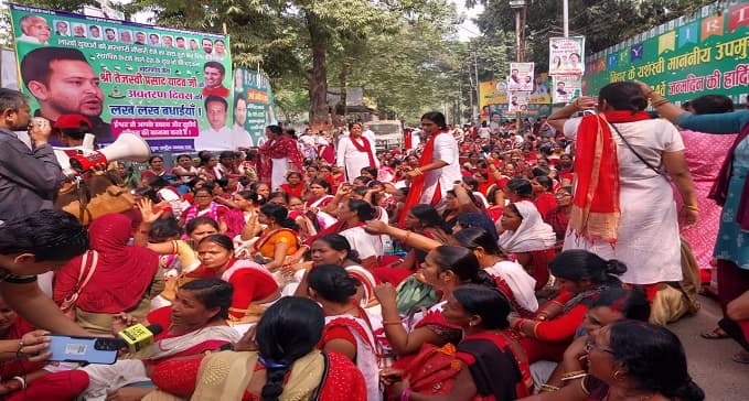 जमकर की नारेबाजी, पुलिस के पहुंचते ही रणक्षेत्र में बदला पूरा इलाका
