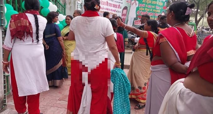 जमकर की नारेबाजी, पुलिस के पहुंचते ही रणक्षेत्र में बदला पूरा इलाका