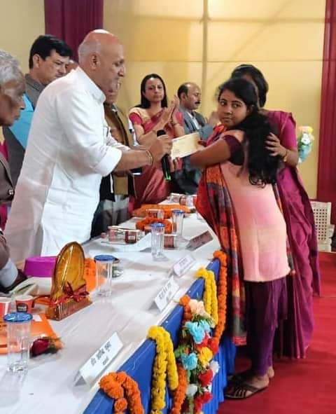 पैरों से लिखकर NET-JRF पास करने वाली रूपम के लिए प्रोफेसर चंद्रशेखर ने की बड़ी घोषणा