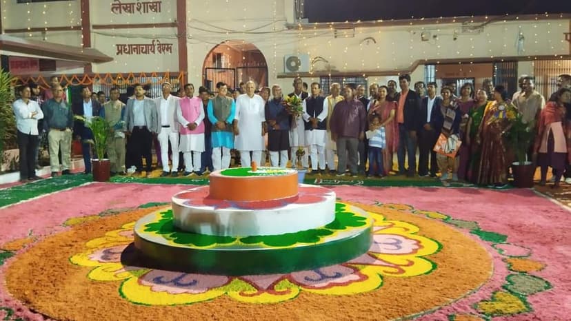 पैरों से लिखकर NET-JRF पास करने वाली रूपम के लिए प्रोफेसर चंद्रशेखर ने की बड़ी घोषणा
