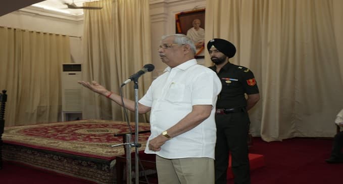 गवर्नर राजेंद्र विश्वनाथ आर्लेकर ने आरके सिन्हा की किताब का किया विमोचन