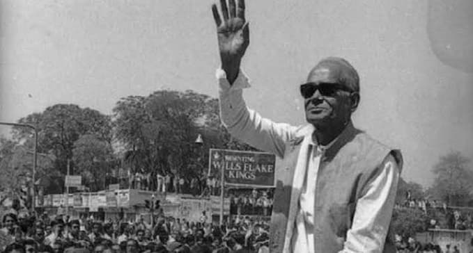 सिंहासन खाली करो कि जनता आती है' से राजनीति की लकीर बदलने वाले जेपी..... कौन है जेपी का असली वारिस...