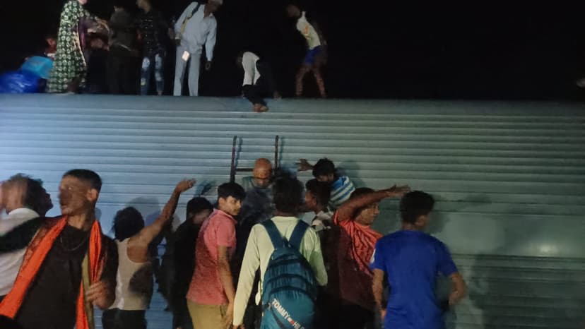 अभी-अभी, बक्सर के रघुनाथपुर स्टेशन के पास नॉर्थ ईस्ट एक्सप्रेस ट्रेन हुई डिरेल, कई डिब्बे पटरी से उतरी, मौके पर रेस्कयू टीम रवाना