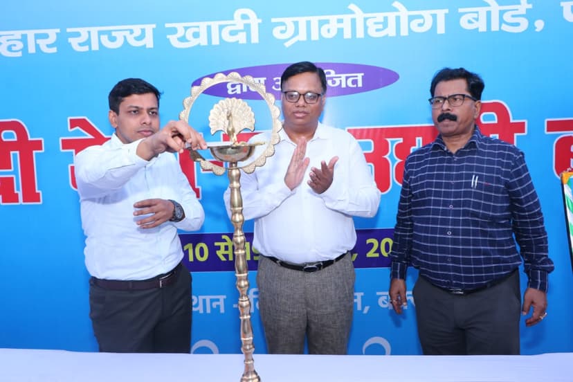 बक्सर DM ने खादी मेले का किया शुभारंभ, लोगों से की खास अपील