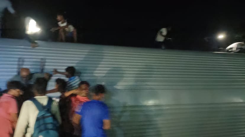 अभी-अभी, बक्सर के रघुनाथपुर स्टेशन के पास नॉर्थ ईस्ट एक्सप्रेस ट्रेन हुई डिरेल, कई डिब्बे पटरी से उतरी, मौके पर रेस्कयू टीम रवाना