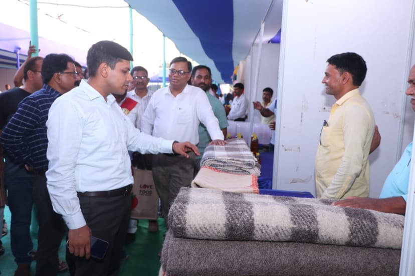बक्सर DM ने खादी मेले का किया शुभारंभ, लोगों से की खास अपील