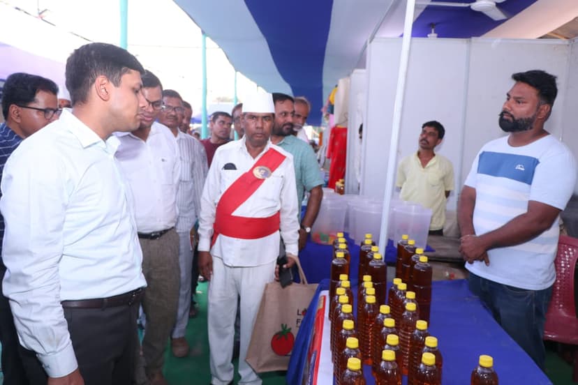 बक्सर DM ने खादी मेले का किया शुभारंभ, लोगों से की खास अपील