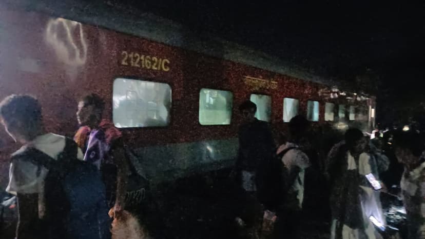 अभी-अभी, बक्सर के रघुनाथपुर स्टेशन के पास नॉर्थ ईस्ट एक्सप्रेस ट्रेन हुई डिरेल, कई डिब्बे पटरी से उतरी, मौके पर रेस्कयू टीम रवाना