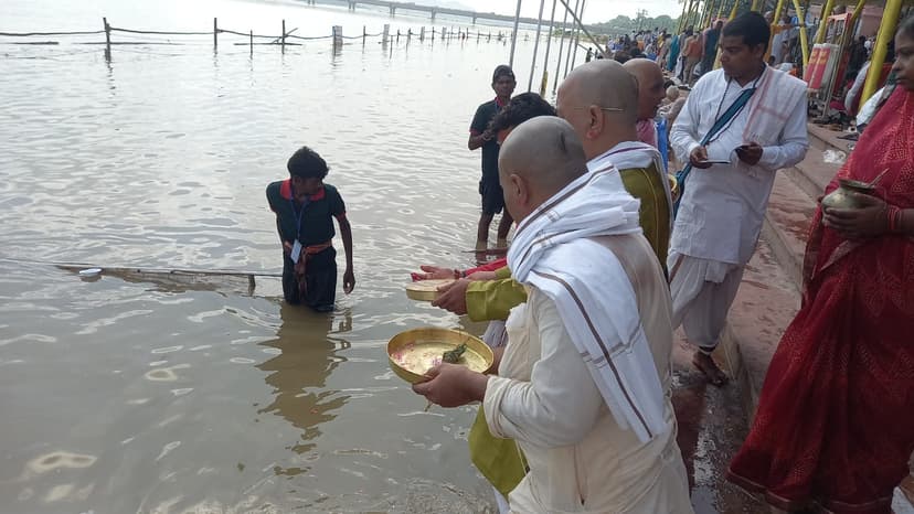 गयाजी में मोक्षदायनी फल्गु नदी के जल से हजारों तीर्थयात्रियों ने किया तर्पण