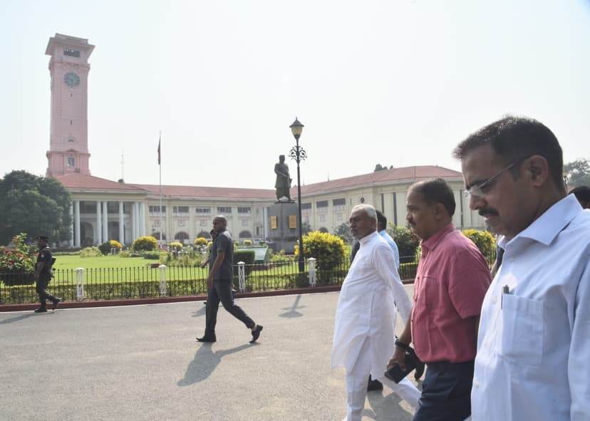 नीतीश कुमार पटना की सड़कों पर गिरे पेड़ को हटवाने पैदल ही पहुंच गए.