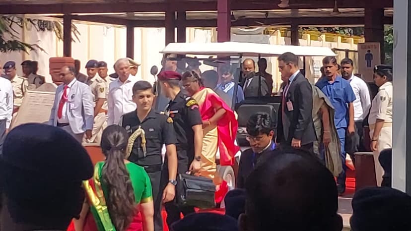 राष्ट्रपति द्रौपदी मुर्मू ने महाबोधि मंदिर का किया भ्रमण,ई-रिक्शा की सवारी भी की