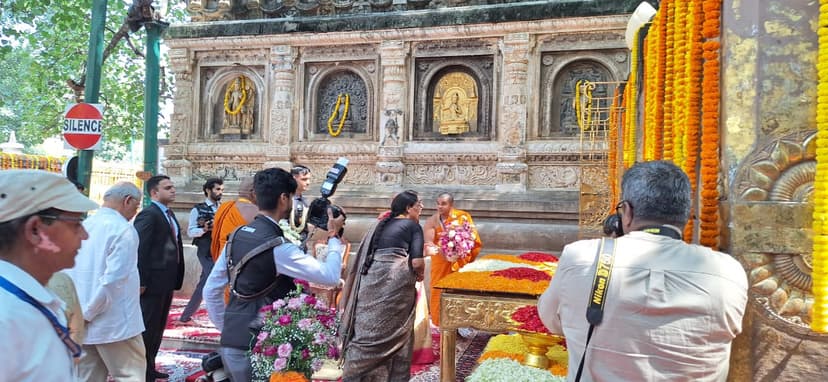राष्ट्रपति द्रौपदी मुर्मू ने महाबोधि मंदिर का किया भ्रमण,ई-रिक्शा की सवारी भी की