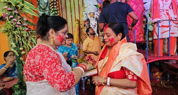 पारंपरिक तरीके से मां दुर्गा की विदाई, विश्व शांति के लिए महिलाओं ने की कामना