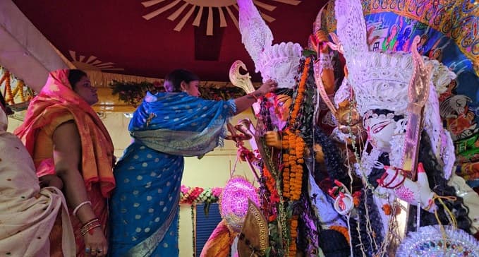 पारंपरिक तरीके से मां दुर्गा की विदाई, विश्व शांति के लिए महिलाओं ने की कामना