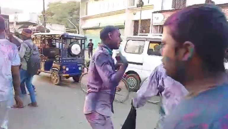 मूर्ति विसर्जन के दौरान ताक पर कानून, बीच सड़क पर किया डांस