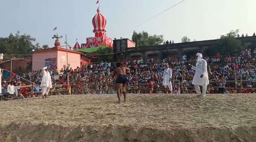 प्रतियोगिता में पहलवानों ने दिखाया दम, विरोधियों को चटाई धूल