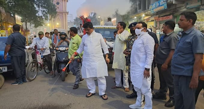 सड़क पर उतरे मेयर, पार्षदों के साथ कई इलाकों में की फॉगिंग