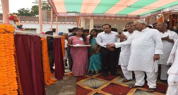 सरदार पटेल की प्रतिमा का किया अनावरण, कॉलेज के प्रशासनिक भवन का भी किया उद्घाटन