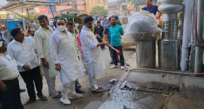 सड़क पर उतरे मेयर, पार्षदों के साथ कई इलाकों में की फॉगिंग
