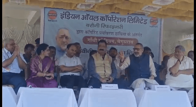 जब केन्द्रीय मंत्री गिरिराज सिंह के भाषण से पहले DM और SDO मंच से चले गए,फिर..