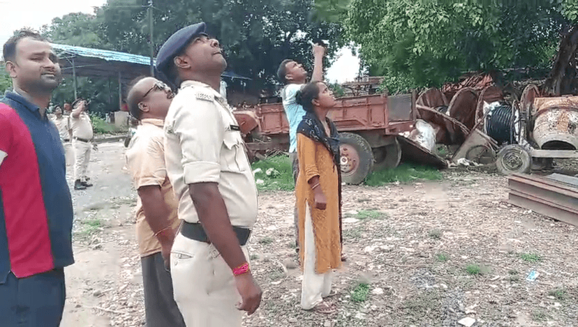 इतना कहकर शोले फिल्म के धर्मेन्द्र की तरह शेट्टीराम चिमनी की टंकी पर चढ़ गया