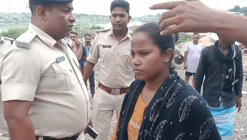 इतना कहकर शोले फिल्म के धर्मेन्द्र की तरह शेट्टीराम चिमनी की टंकी पर चढ़ गया