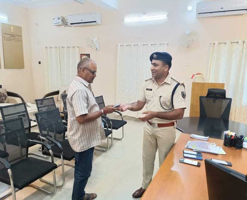 नवादा पुलिस ने 4 लाख मूल्य के 31 MOBILE खोजकर मोबाइल धारकों को सौंपा