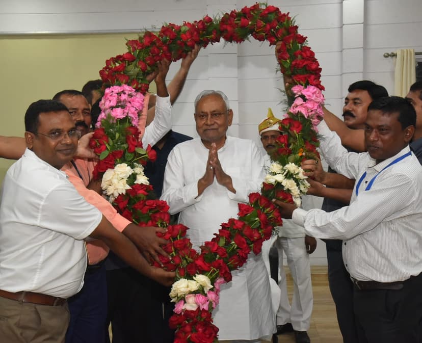 सीएम नीतीश से मिला विकास मित्र,टोला सेवक और तालिमी मरकज का शिष्टमंडल, मानदेय बढ़ाने पर जताया आभार