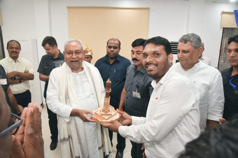 सीएम नीतीश से मिला विकास मित्र,टोला सेवक और तालिमी मरकज का शिष्टमंडल, मानदेय बढ़ाने पर जताया आभार