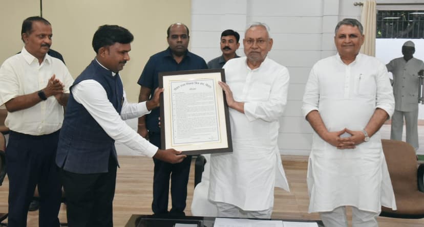 सीएम नीतीश से मिला विकास मित्र,टोला सेवक और तालिमी मरकज का शिष्टमंडल, मानदेय बढ़ाने पर जताया आभार