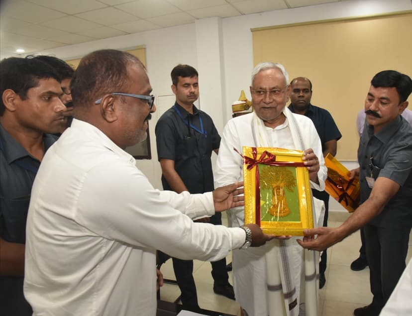 सीएम नीतीश से मिला विकास मित्र,टोला सेवक और तालिमी मरकज का शिष्टमंडल, मानदेय बढ़ाने पर जताया आभार