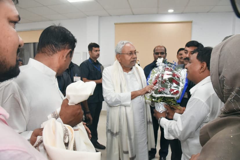 सीएम नीतीश से मिला विकास मित्र,टोला सेवक और तालिमी मरकज का शिष्टमंडल, मानदेय बढ़ाने पर जताया आभार