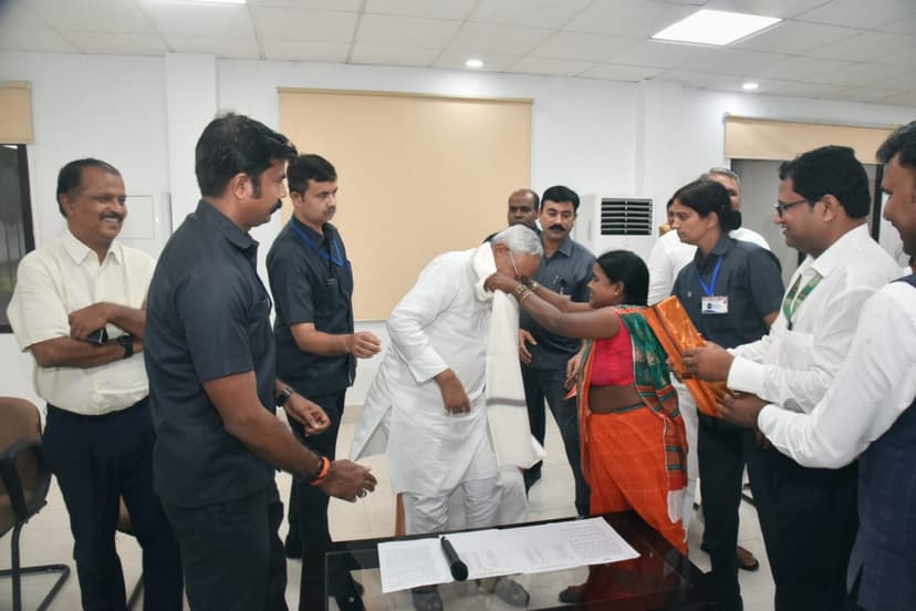 सीएम नीतीश से मिला विकास मित्र,टोला सेवक और तालिमी मरकज का शिष्टमंडल, मानदेय बढ़ाने पर जताया आभार