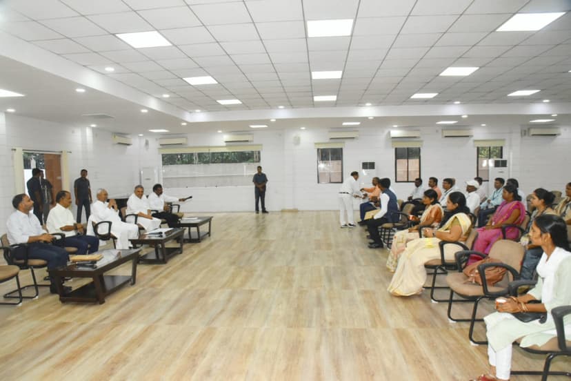 सीएम नीतीश से मिला विकास मित्र,टोला सेवक और तालिमी मरकज का शिष्टमंडल, मानदेय बढ़ाने पर जताया आभार