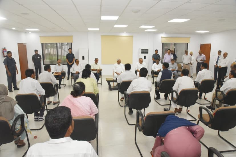 सीएम नीतीश से मिला विकास मित्र,टोला सेवक और तालिमी मरकज का शिष्टमंडल, मानदेय बढ़ाने पर जताया आभार