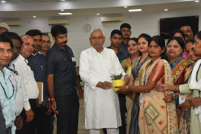 सीएम नीतीश से मिला विकास मित्र,टोला सेवक और तालिमी मरकज का शिष्टमंडल, मानदेय बढ़ाने पर जताया आभार