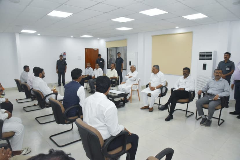सीएम नीतीश से मिला विकास मित्र,टोला सेवक और तालिमी मरकज का शिष्टमंडल, मानदेय बढ़ाने पर जताया आभार