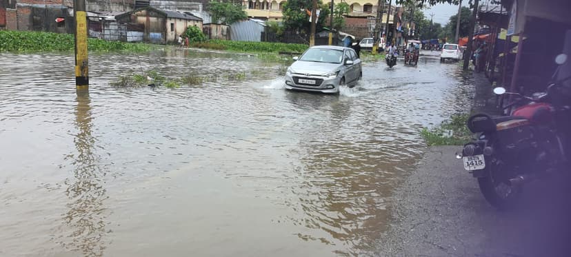 झमाझम बरिश से किसान खुश ,तो जलभराव ने लोगों की बढ़ाई परेशानी