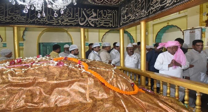 मजार पर की चादरपोशी, बिहार की तरक्की की मांगी दुआ