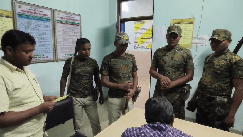 हमलावरों ने दौड़ा-दौड़ा कर पीटा, 4 जवान समेत खनन इंस्पेक्टर घायल