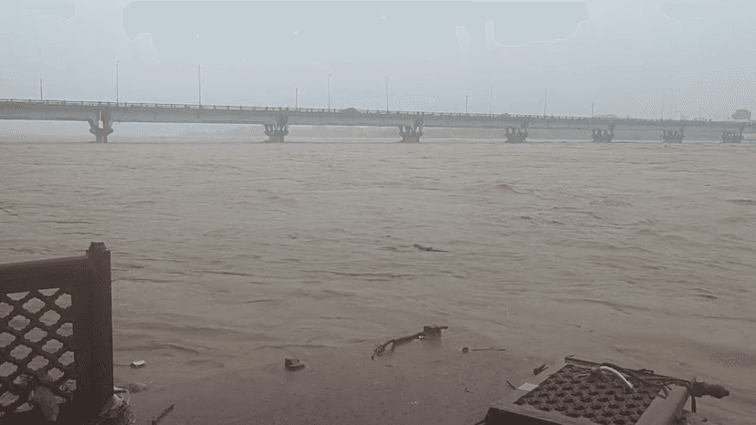 प्रशासन ने जारी किया अलर्ट, नदी का उफान देखने के लिये लग रही भीड़