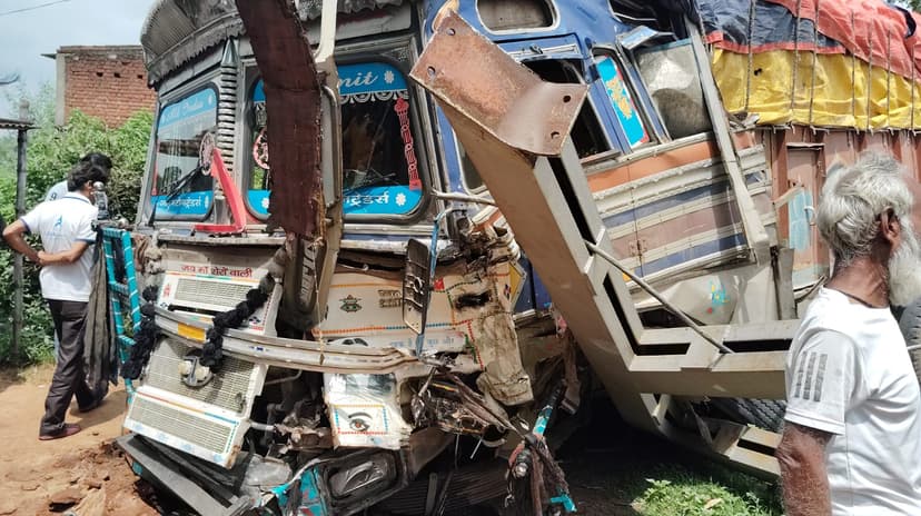 बेकाबू ट्रक ने रेलवे ओवरहेड में मारी टक्कर, सामने से गुजर रही थी ट्रेन
