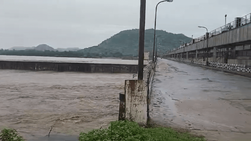 मूसलाधार बारिश से नदियां उफान पर, प्रशासन की टीम लगातार कर रही निरीक्षण