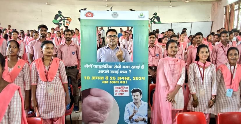 उपायुक्त ने दवा खाकर किया अभियान का आगाज, 15 लाख से अधिक लोगों को दवा खिलाने का लक्ष्य